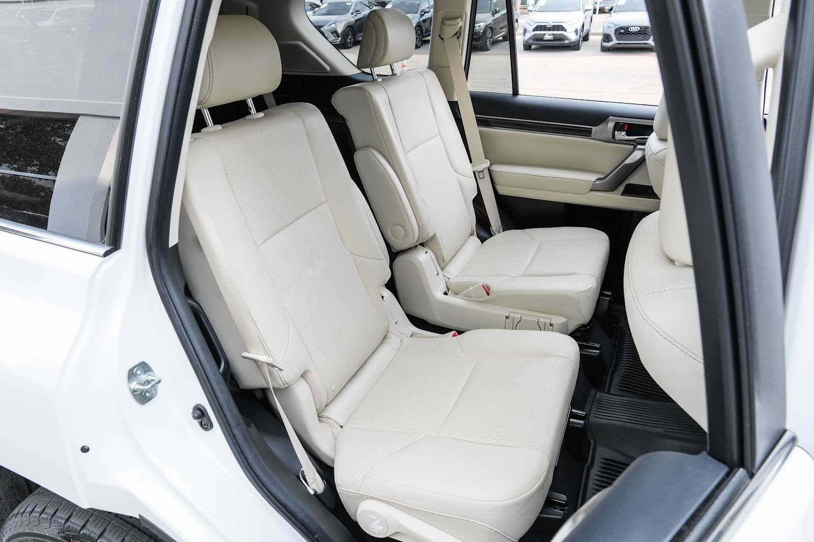 Used 2022 Lexus GX 460 Luxury w/ Sport Design Package AWD/4WD image 29