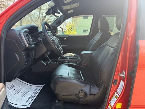 Used 2018 Toyota Tacoma TRD Sport AWD/4WD image 10