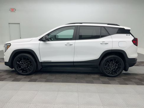 Used 2024 GMC Terrain SLE w/ Driver Convenience Package image 2