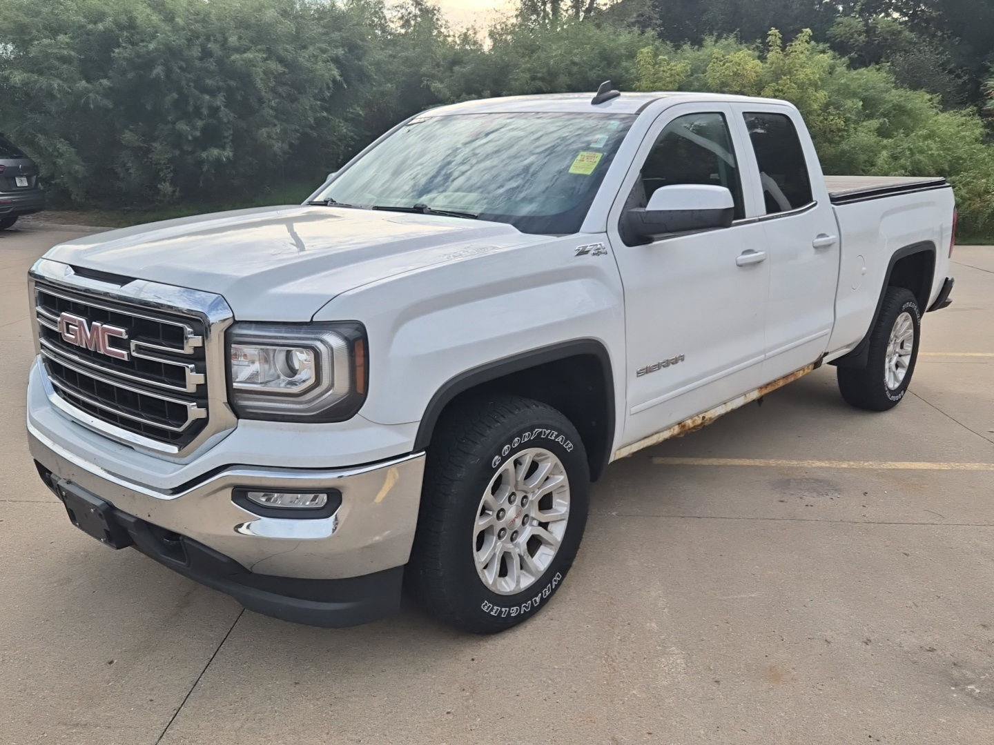 Used 2017 GMC Sierra 1500 SLE AWD/4WD image 3