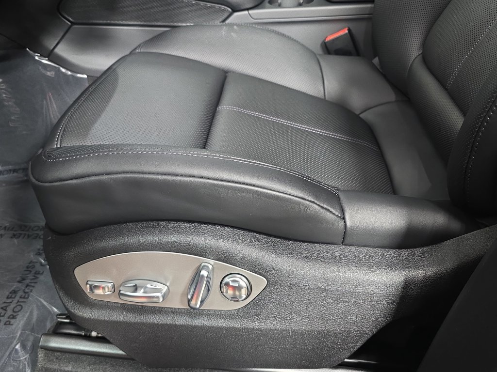 Certified 2026 Porsche Macan AWD/4WD image 23