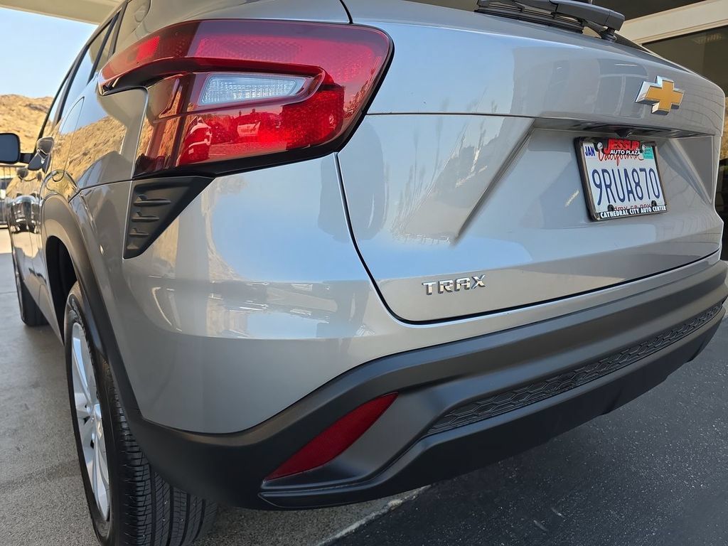 Used 2025 Chevrolet Trax LS FWD image 32