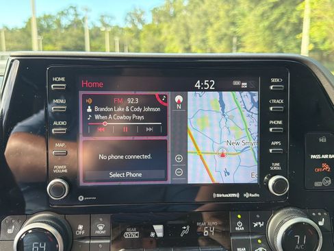 Used 2020 Toyota Highlander XLE FWD image 19