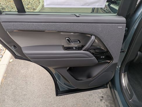 Used 2025 Land Rover Range Rover Sport SE image 32