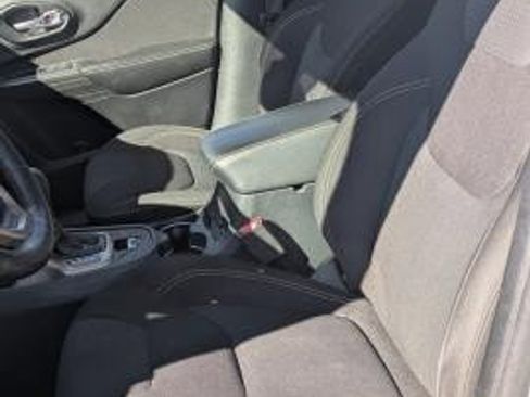 Used 2016 Jeep Cherokee Latitude w/ Cold Weather Group image 7