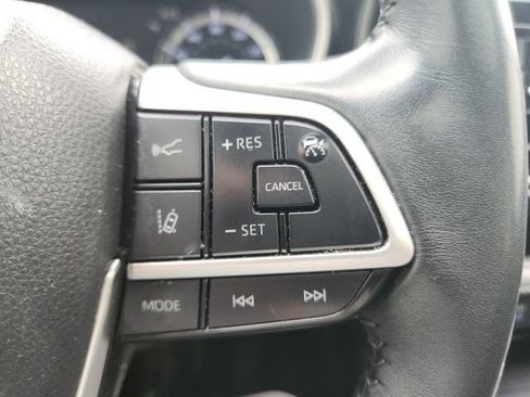 Used 2022 Toyota Highlander XSE FWD image 40