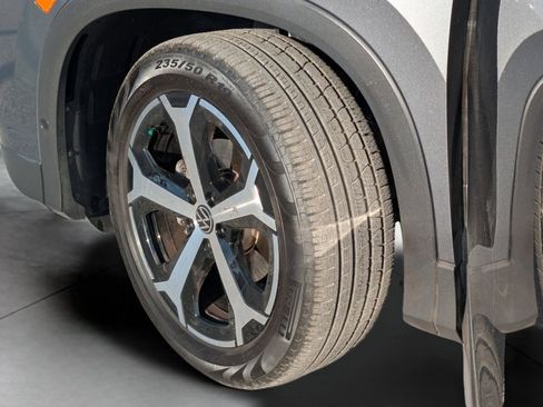 Certified 2025 Volkswagen Tiguan SE FWD image 31