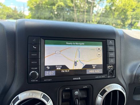 Used 2017 Jeep Wrangler Unlimited Sahara w/ Connectivity Group AWD/4WD image 19