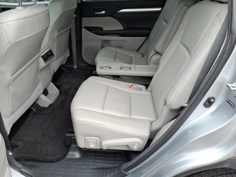 Used 2014 Toyota Highlander XLE image 17