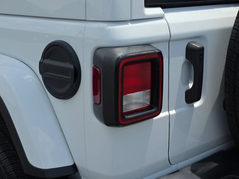 Used 2023 Jeep Wrangler Unlimited Sahara AWD/4WD image 35