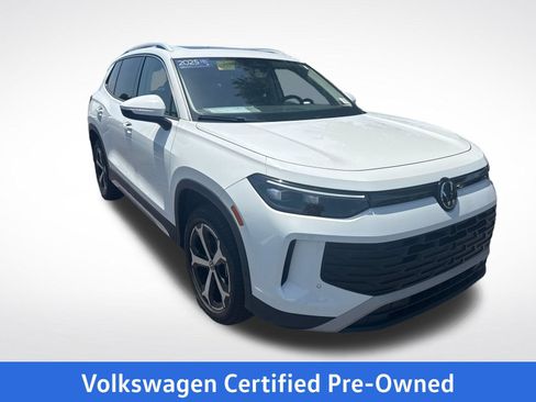 Certified 2025 Volkswagen Tiguan SE w/ Panoramic Sunroof Package AWD/4WD image 8