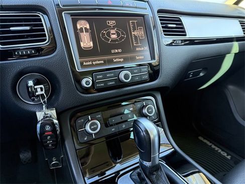 Used 2015 Volkswagen Touareg Sport image 15