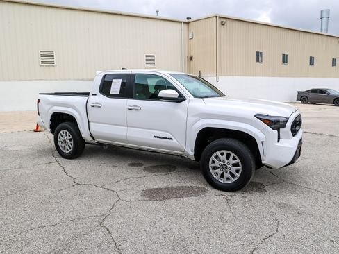 Certified 2024 Toyota Tacoma SR5 AWD/4WD image 6