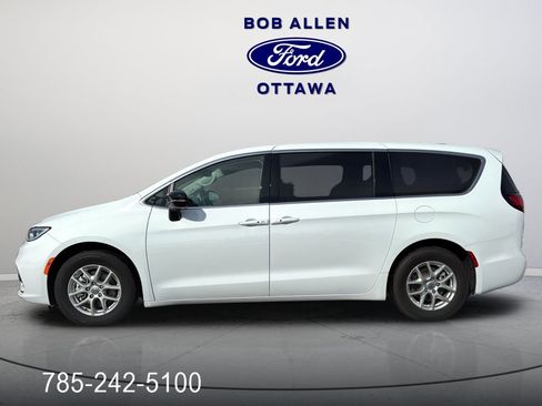 Used 2024 Chrysler Pacifica Touring-L image 19