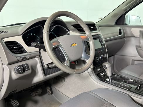 Used 2017 Chevrolet Traverse LT FWD image 3