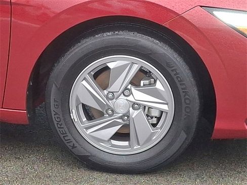 Certified 2025 Hyundai Elantra SE image 8