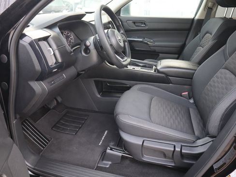 Used 2025 Nissan Pathfinder S image 14