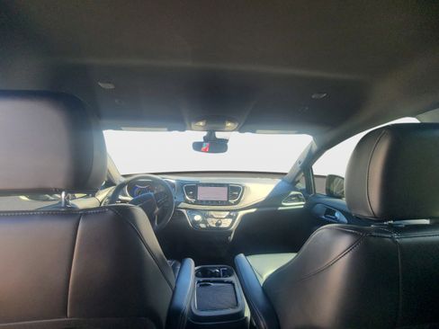 Used 2023 Chrysler Pacifica Touring-L w/ S Appearance Package image 9