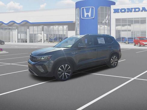 Used 2023 Volkswagen Taos SE w/ Panoramic Sunroof Package image 3