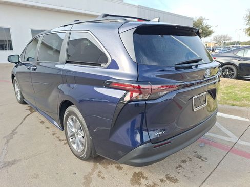Used 2025 Toyota Sienna XLE image 4