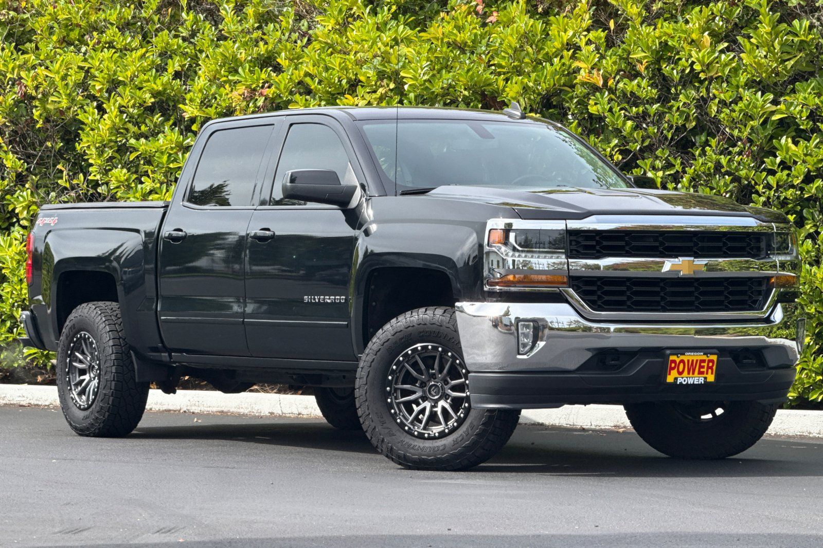 Used 2018 Chevrolet Silverado 1500 LT w/ LT Eassist Package AWD/4WD image 2