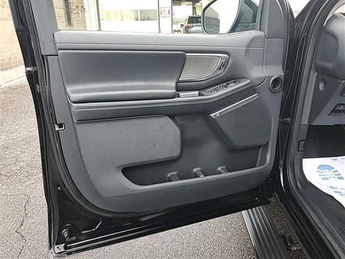 Used 2025 Ford Expedition Platinum image 12