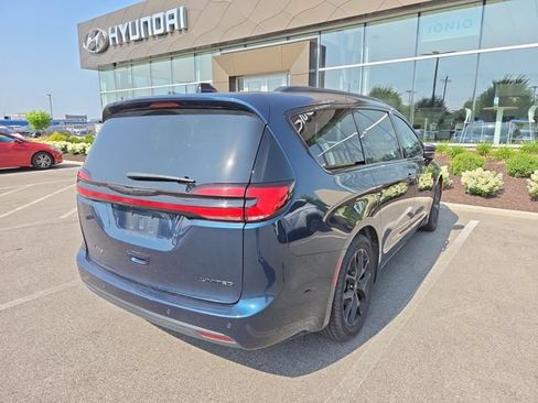 Used 2025 Chrysler Pacifica Limited FWD image 4