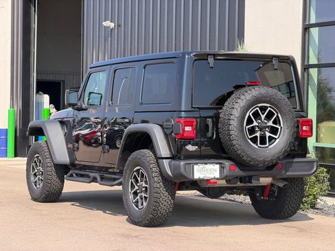 Used 2025 Jeep Wrangler Unlimited Rubicon w/ Convenience Group AWD/4WD image 3
