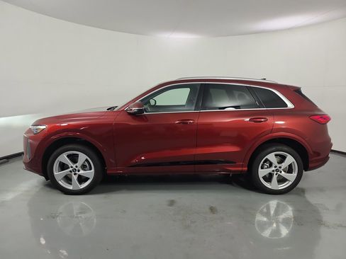 Used 2025 Audi Q5 Premium Plus w/ Premium Plus AWD/4WD image 2