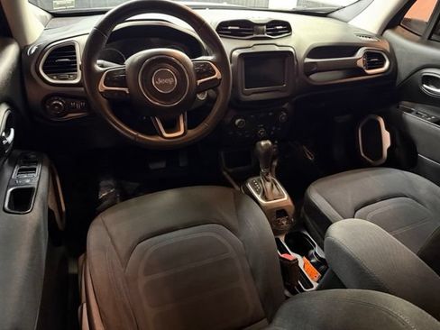 Used 2018 Jeep Renegade Latitude FWD image 7