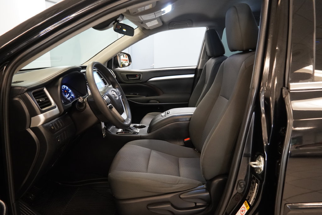 Used 2019 Toyota Highlander LE w/ Protection Package #3 AWD/4WD image 5