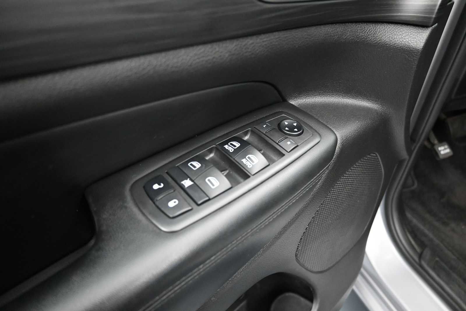 Used 2019 Jeep Grand Cherokee Altitude AWD/4WD image 8