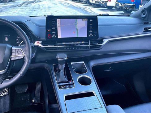 Used 2024 Toyota Sienna XLE Woodland Edition image 6