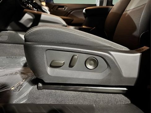 Used 2024 Chevrolet Colorado LT w/ LT Convenience Package II AWD/4WD image 10