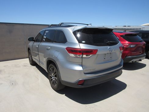 Used 2017 Toyota Highlander SE w/ Carpet Mat Package FWD image 4