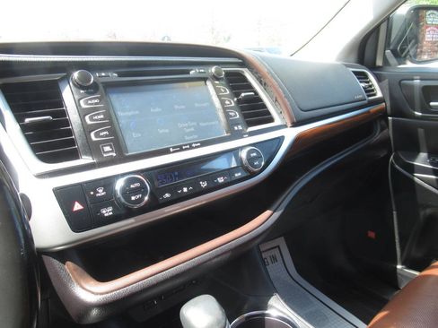 Used 2017 Toyota Highlander Limited AWD/4WD image 32