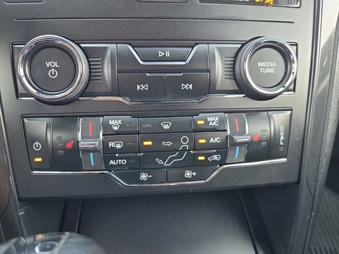 Used 2019 Ford Explorer XLT w/ Equipment Group 202A FWD image 26