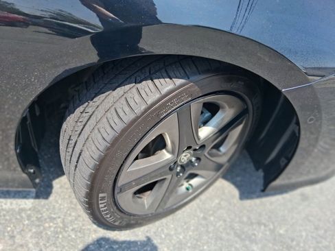 Used 2019 Toyota Prius XLE w/ Carpet Mat Package FWD image 19