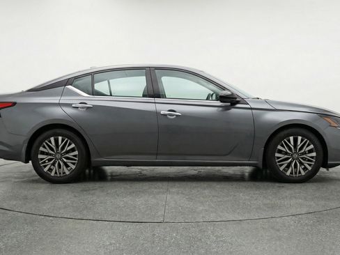 Used 2025 Nissan Altima 2.5 SV image 11