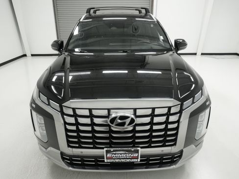 Used 2023 Hyundai Palisade Calligraphy FWD image 2