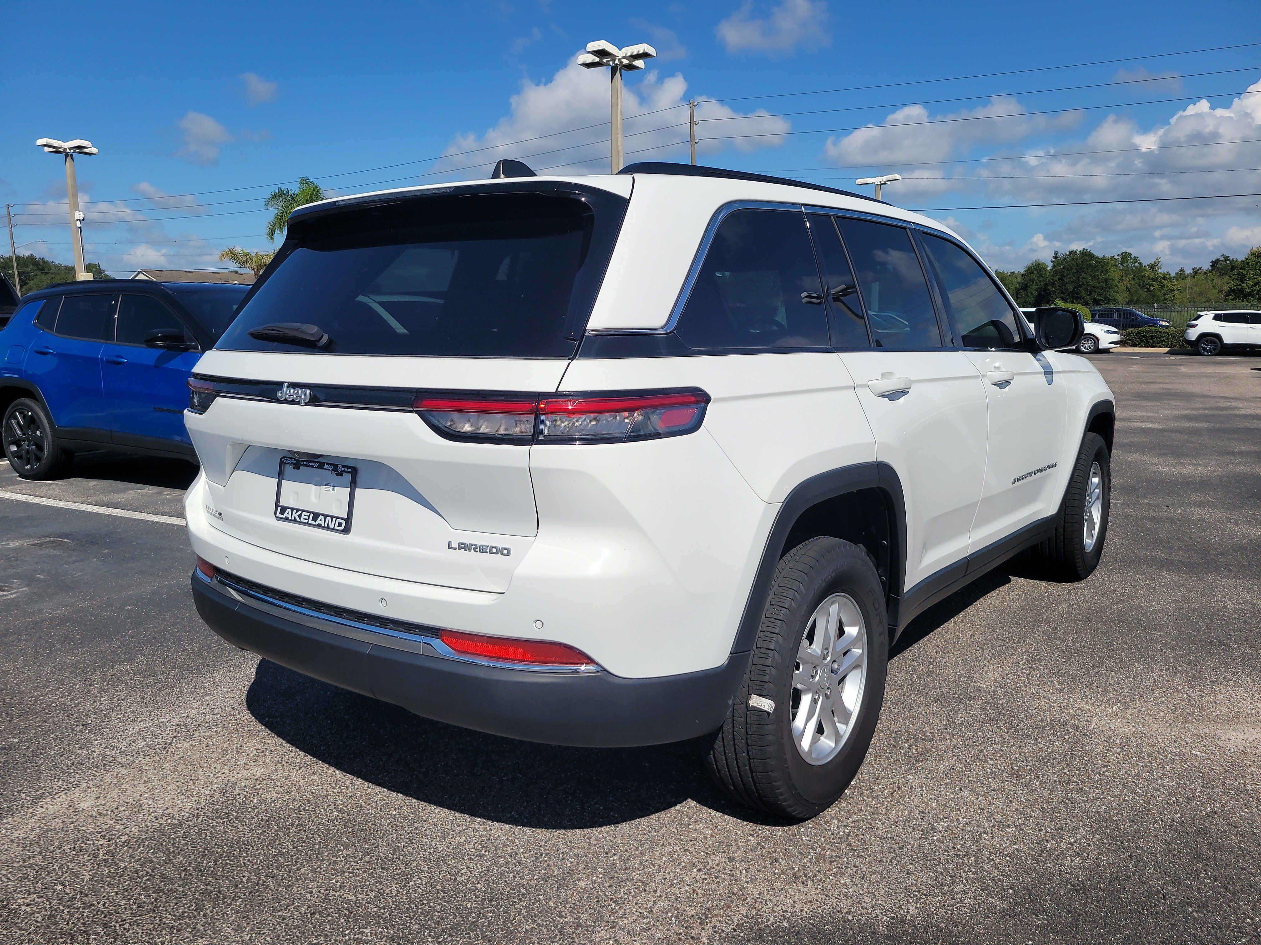 Used 2025 Jeep Grand Cherokee Laredo w/ Luxury Tech Group I RWD image 4