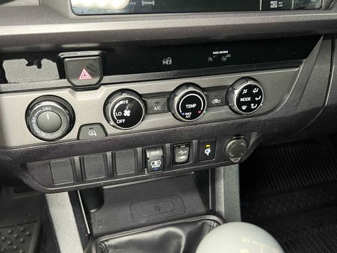 Used 2018 Toyota Tacoma TRD Sport AWD/4WD image 34