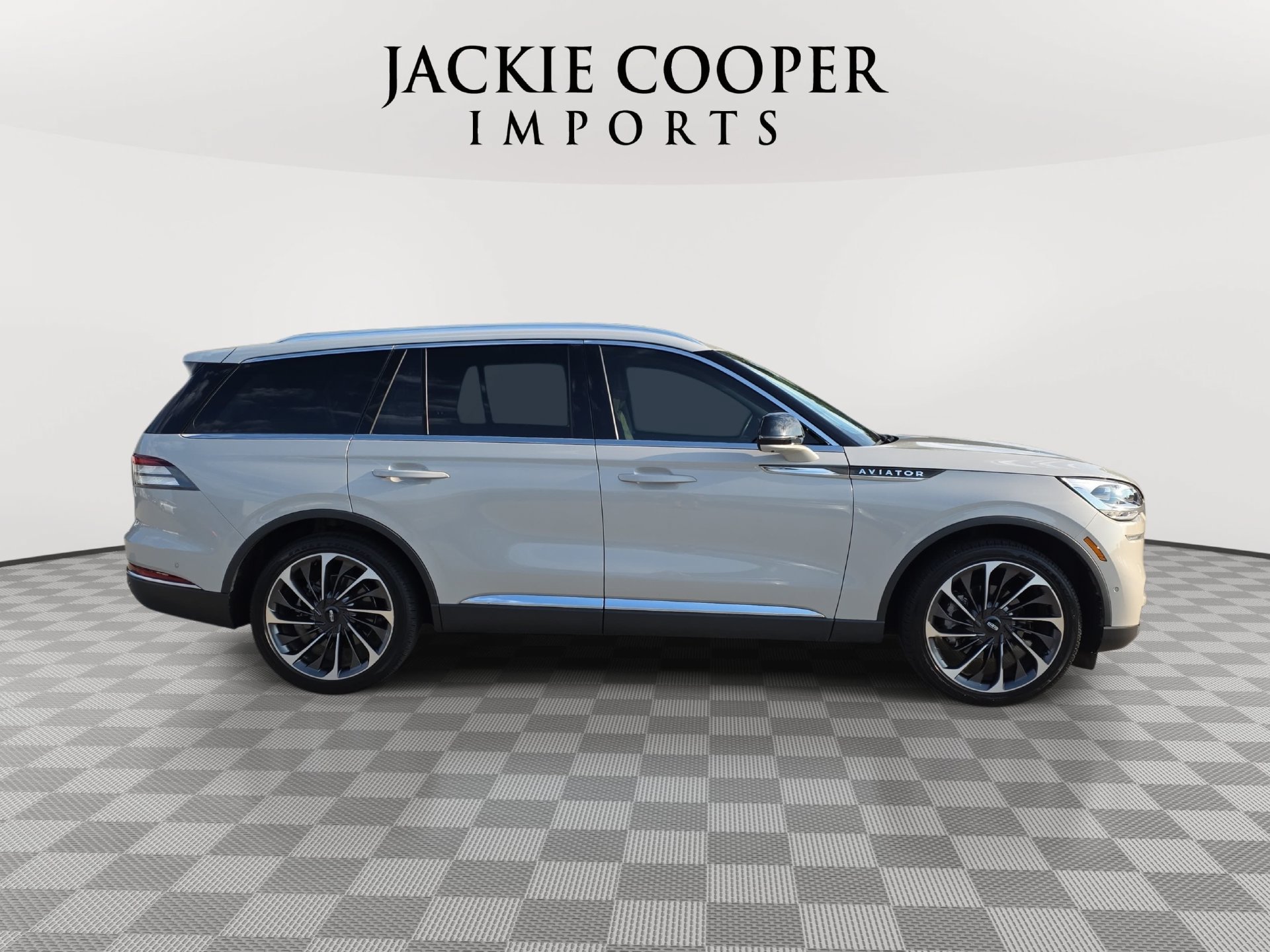 Used 2023 Lincoln Aviator Reserve w/ Equipment Group 201A AWD/4WD image 4