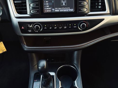 Used 2017 Toyota Highlander LE image 10