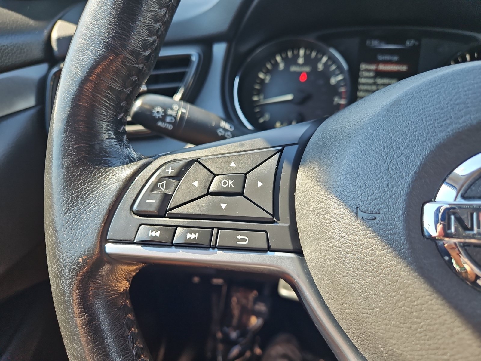 Used 2017 Nissan Rogue SV FWD image 23