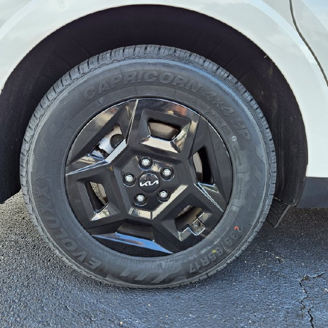 Used 2025 Kia Carnival FWD image 38