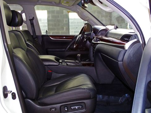 Used 2016 Lexus LX 570 4WD image 30