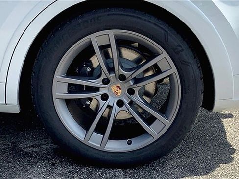 New 2025 Porsche Cayenne Coupe image 17