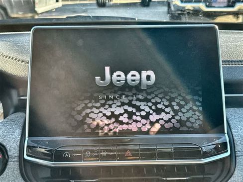 Used 2024 Jeep Compass Latitude image 16
