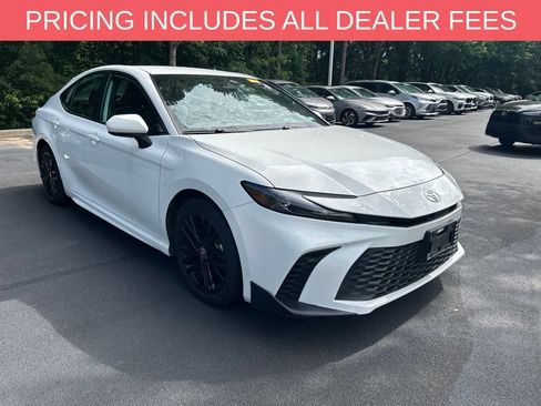 Used 2025 Toyota Camry SE FWD image 1
